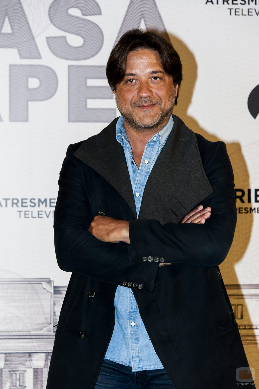 Enrique Arce posa en la presentación de 'La Casa de Papel'
