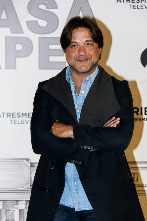 Enrique Arce posa en la presentación de 'La Casa de Papel'