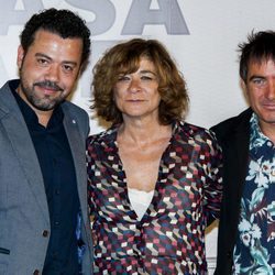 Jesús Colmenar, Álex Pina y Sonia Martínez posan en la presentación de 'La Casa de Papel'
