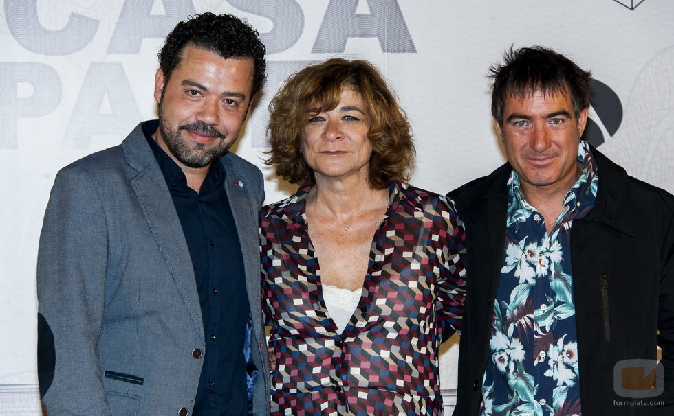 Jesús Colmenar, Álex Pina y Sonia Martínez posan en la presentación de 'La Casa de Papel'