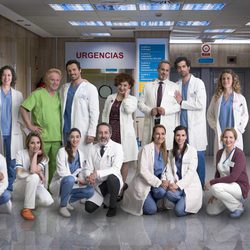 El equipo de doctores y enfermeros de 'Centro médico'