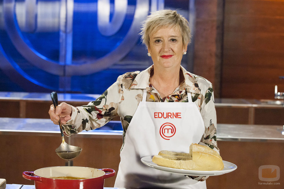 Edurne, aspirante a 'MasterChef 5' posa junto a su plato