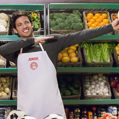 Jorge, aspirante a 'MasterChef 5', posa mientras elabora su plato