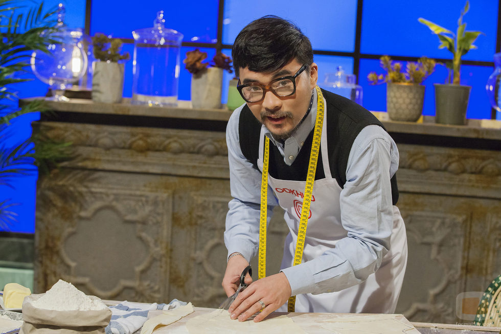 Odkhuu, aspirante a 'MasterChef 5', posa mientras elabora su plato