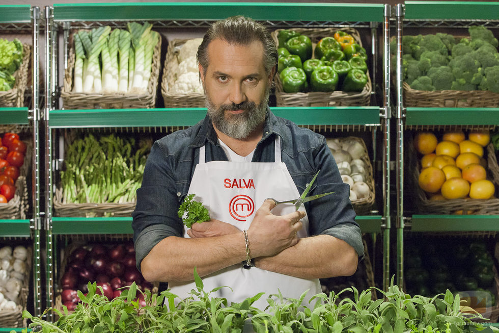 Salva, aspirante a 'MasterChef 5', posa mientras elabora su plato