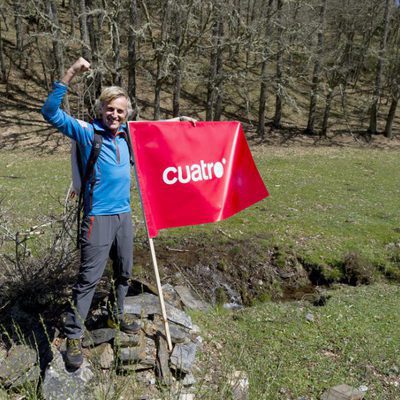 Jesús Calleja posa junto a la bandera de Cuatro en la presentación de la nueva temporada de 'Planeta Calleja'