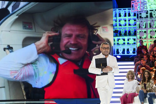 Jorge Javier Vázquez habla con Bigote Arrocet en la primera gala de 'Supervivientes 2017'