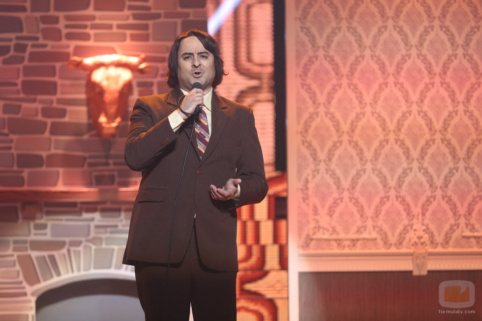 Manu Rodríguez es Nino Bravo en la sexta gala de 'Tu cara no me suena todavía'