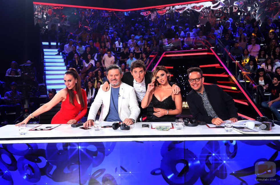 El jurado posa junto a Manel Fuentes en la sexta gala de 'Tu cara no me suena todavía'