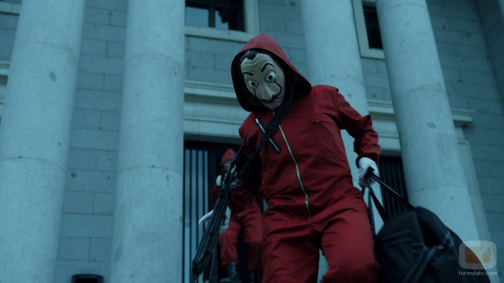 Los atracadores salen con el botín de la Fábrica Nacional de la Moneda en el 1x01 de 'La Casa de Papel'