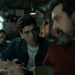 Jaime Lorente y Paco Tous en el 1x01 de 'La Casa de Papel'