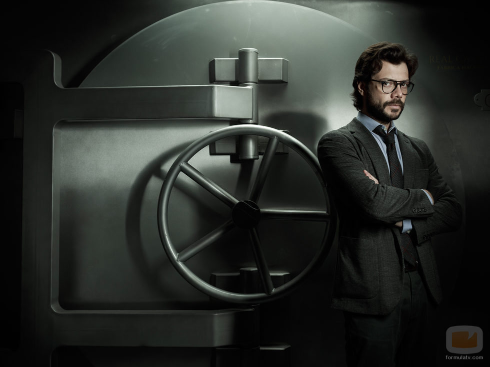 Álvaro Morte en las fotos promocionales de 'La Casa de Papel'