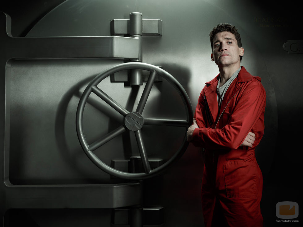 Jaime Lorente posa en las fotos promocionales de 'La Casa de Papel'