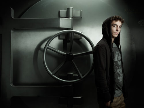 Miguel Herrán posa en las fotos promocionales de 'La Casa de Papel'