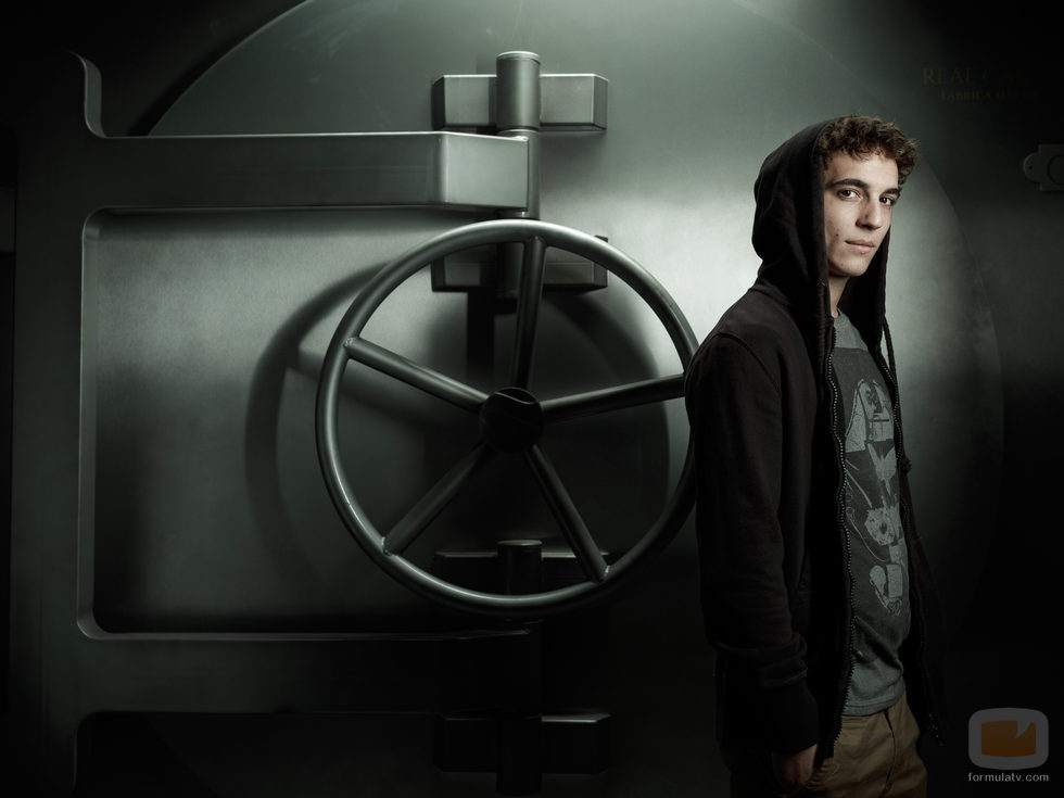 Miguel Herrán posa en las fotos promocionales de 'La Casa de Papel'