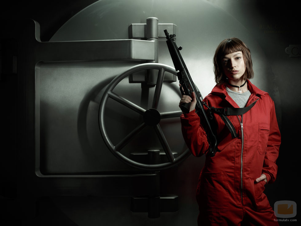 Úrsula Corberó posa con un fusil en las fotos promocionales de 'La Casa de Papel'