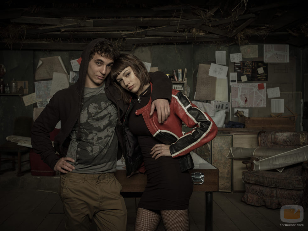 Miguel Herrán se abraza con Úrsula Corberó en 'La Casa de Papel'