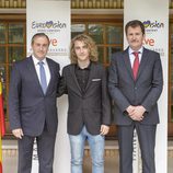 Manel Navarro visita la embajada de Ucrania en España