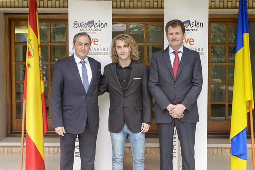Manel Navarro visita la embajada de Ucrania en España