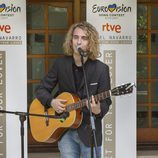 Manel Navarro actúa en la embajada de Ucrania en España