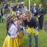 Un grupo de jóvenes reciben a Manel Navarro en la embajada de Ucrania en España