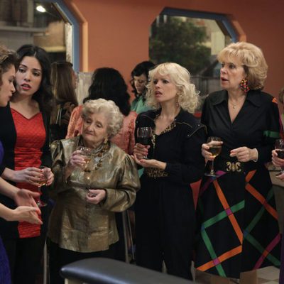 Amparo Pacheco junto a Lluvia Rojo, Ana Arias, Aída Floch y Silvia Espigado en 'Cuéntame como pasó'