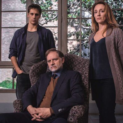 Nancho Novo, Martín Rivas y Mar Sodupe como la familia Saura en las fotos promocionales de 'Sé quién eres'