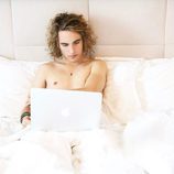 Manel Navarro muestra su torso desnudo en su cama