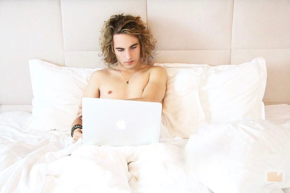 Manel Navarro muestra su torso desnudo en su cama