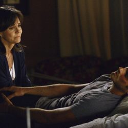 Nora Walker mira a Justin herido