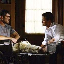 Robert McCallister habla con Justin herido en 'Cinco hermanos'