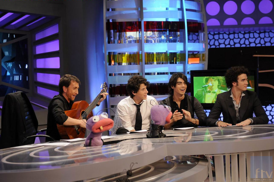 Pablo Motos toca la guitarra con los Jonas Brothers