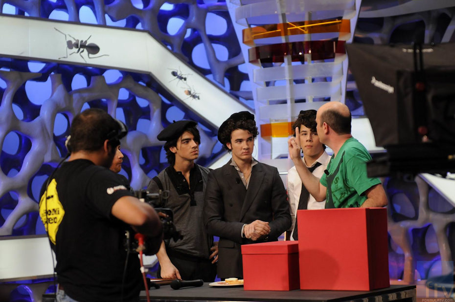 Los Jonas Brothers se ponen la boina en 'El Hormiguero'