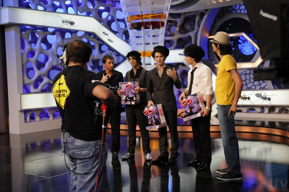 Los Jonas Brothers con los muñecos de Trancas y Barrancas