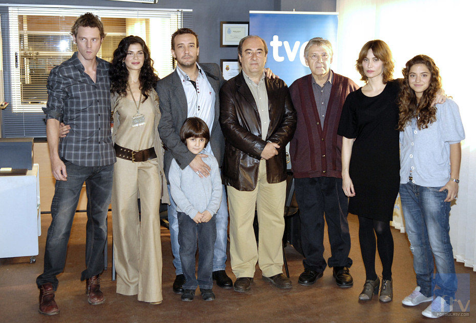 Foto del elenco en la presentación de la serie 'Guante blanco'