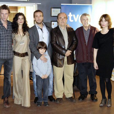Foto del elenco en la presentación de la serie 'Guante blanco'