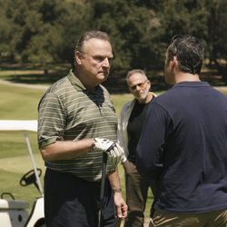 Escena de la serie 'Cinco hermanos' en el campo de golf