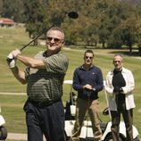 Balthazar Getty y Ron Rifkin juegan al golf en la serie de ABC 'Cinco hermanos'
