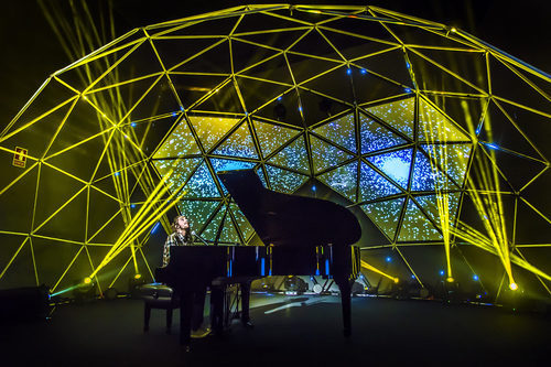 Salvador Sobral interpretando "Amar Pelos Dois" en 'Manel and friends'