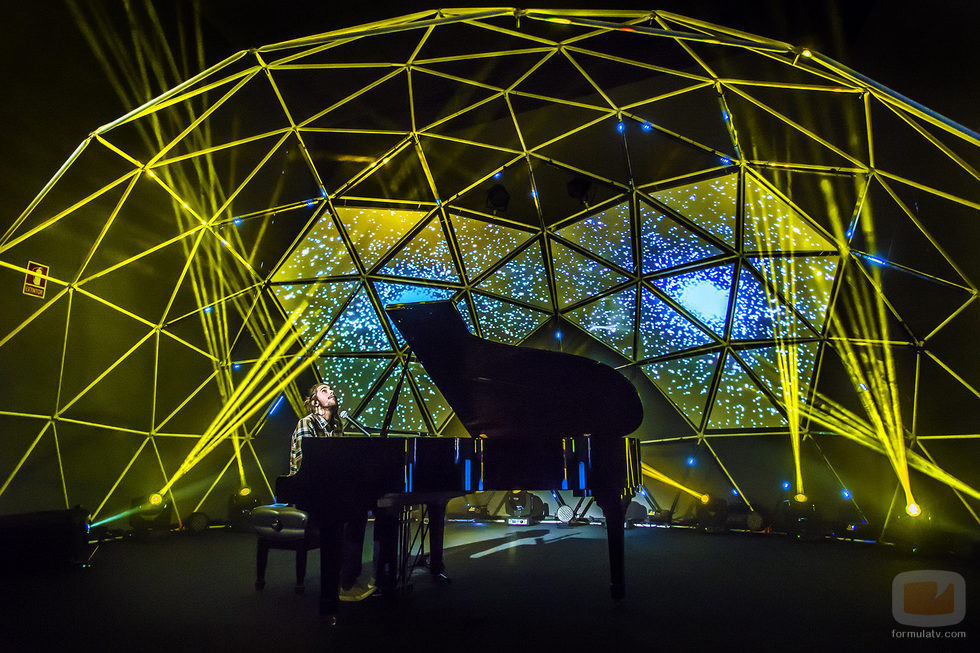 Salvador Sobral interpretando "Amar Pelos Dois" en 'Manel and friends'