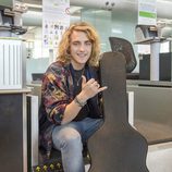 Manel Navarro posa en el aeropuerto antes de viajar a Kiev para actuar en Eurovisión 2017