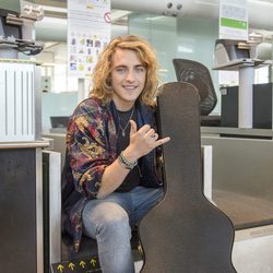 Manel Navarro posa en el aeropuerto antes de viajar a Kiev para actuar en Eurovisión 2017