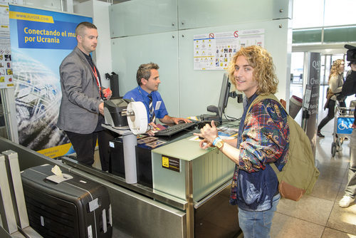 Manel Navarro factura su maleta en el aeropuerto antes de viajar hacia Eurovisión 2017