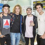 Manel Navarro con su banda, en el aeropuerto, antes de viajar hacia Eurovisión 2017