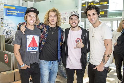 Manel Navarro con su banda, en el aeropuerto, antes de viajar hacia Eurovisión 2017