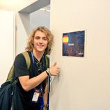 Manel Navarro posa en la puerta camerino en su primer ensayo de Eurovisión 2017