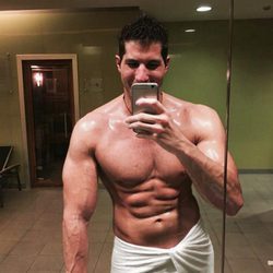 Julián Contreras Jr. posa muy sexy semidesnudo en su gimnasio