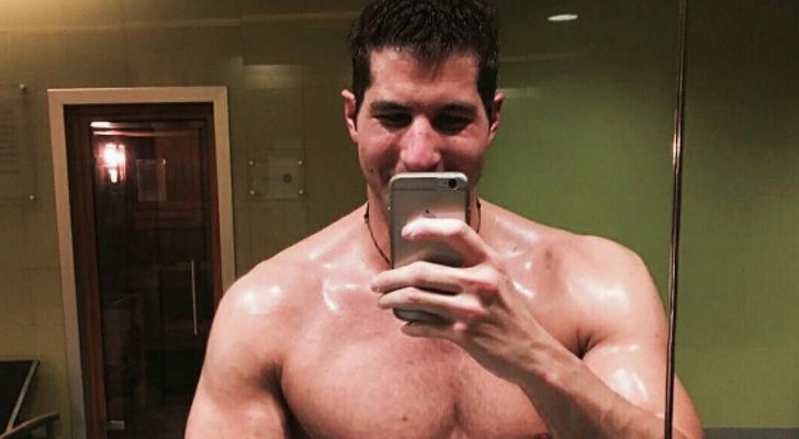 Julián Contreras Jr. posa muy sexy semidesnudo en su gimnasio