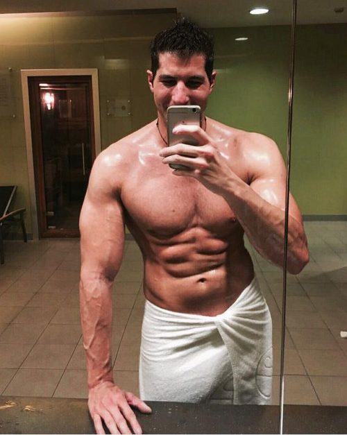 Julián Contreras Jr. posa muy sexy semidesnudo en su gimnasio