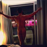 Suso ('Gran hermano 15') posa desnudo en una terraza de Ibiza